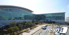 박재호 의원, 김해국제공항 대합실 의자 1인당 0.3개