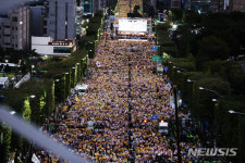 검찰개혁 촛불집회, 각목 광화문집회와 달랐다