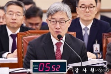 [머니S포토] 사법기관 감사 관련 질의에 답하는 최재형 감사원장