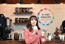 [머니S포토] 우천으로 시작된 행사에 순규 깜짝!