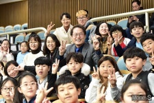 [머니S포토] 은진초 학생들과 기념촬영하는 조희연 교육감