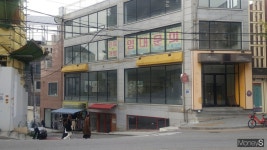 [르포] 홍대·대학로… “월세 절반으로 낮춰도 안 나가요”