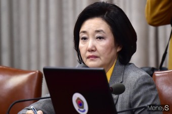 [머니S포토] 총리 발언 경청하는 박영선 중기부 장관