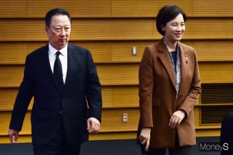 [머니S포토] 조찬 간담회 참석한 유은혜-박용만