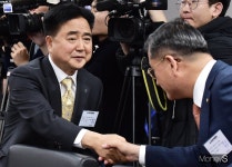 [머니S포토] 금융위-보험회사 CEO 간담회 참석한 신용길 생보협회장