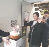 황정음, 촬영장 생일축하 인증… 뻔한 케이크가 아니다?