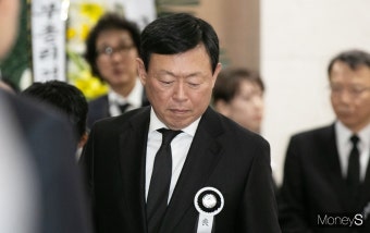 [머니S포토] 신격호 장례 이틀째… 신동빈 침통한 표정