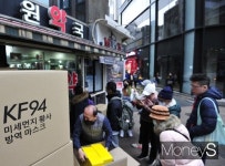 마스크 대란… 중국인 사재기에 내국인은 바가지