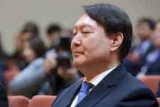 윤석열 관련주 모베이스전자·서연 급등… 대권후보 2위?