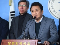 [머니S포토] 정론관에서 발언하는 김영환 전 의원