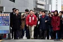 [머니S포토] 종로 표심 잡기 나선 황교안, 창신동 일대 방문