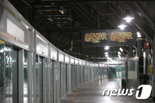 경의중앙선 이촌역 운행정지… 출근길 때아닌 날벼락(종합)