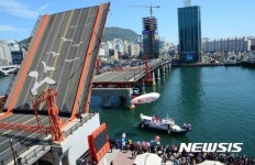 코로나19에 가로막힌 부산 영도대교 도개행사