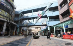 [머니S포토] 코로나19 영향?…썰렁한 라페스타 거리