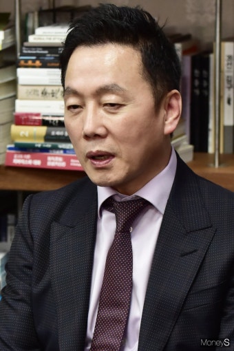 [머니S포토] 창당 관련 질문 답하는 정봉주 최고위원