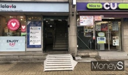 [문어발 경제학] 중고차 파는 마트, 맥주 파는 뷰티숍… 돈 되는 건 다 한다