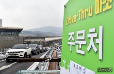 [머니S포토] 농산물 판매 드라이브 스루 마켓, 입구부터 끝없이 이어진 행렬