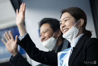 [머니S포토] 고민정, 임종석 지원유세 속 힘찬행진