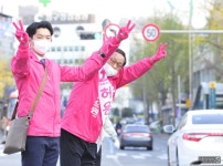 [머니S포토] 허용석 후보, 출근길 지역구민들에게 지지호소