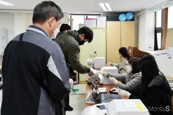 [머니S포토] 제21대 총선 사전투표 첫날 아침