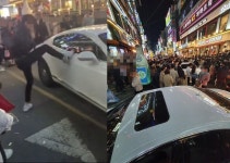 수원 벤틀리 발길질 남성… 시민들은 환호성