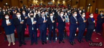 [머니S포토] 민주당 당선인 총회 불참한 '윤미향' 대구 내려갔을까?