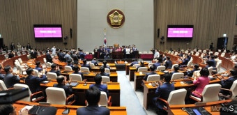 [머니S포토] 제3차 당선자총회에서 인사말하는 비례대표 당선인들