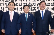 [머니S포토] 제21대 국회 원구성 관련 다시 모인 의장과 여야 원내