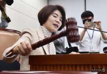 [머니S포토] 탕탕탕! 21대 국회 보건복지위 가동