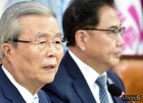 [머니S포토] 김종인, 외안특위, 납북문제 과제로 선정 충분히 논의할 것