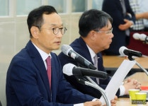 [머니S포토] 이상직 대주주 입장문 읽는 김유상 전무