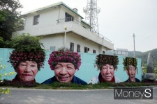 [머니S포토] 신안 자은도 어르신들의 손님맞이