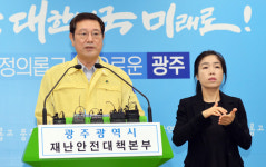 사찰서 목욕탕까지… 광주 휘감는 집단감염 공포(종합)