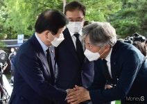 [머니S포토] 박원순 시장 빈소, 인사 나누는 박병석 의장