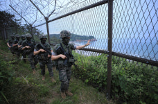 갑작스런 폭우에 軍도 긴장… 최전방 철책 1 훼손