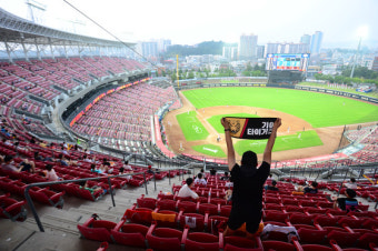 프로스포츠 직관 10→30% 확대… 야구 11일·축구 14일부터(종합)