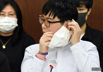[머니S포토] 마스크 벗는 변희수 전 하사