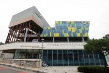 수도권 교회·학교서 무더기 확진… 당국 조용한 전파 우려