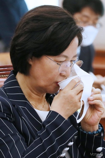 [머니S포토] 국회 법사위, 목 축이는 '추미애'