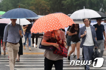 [오늘날씨] ‘내일도 비 이어져’… 경상해안·강원영동·제주 5~20로 선선한 날씨