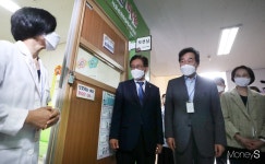 [머니S포토] 서울 은천초등학교 현장방문한 이낙연 대표
