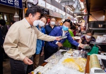 [머니S포토] 전통시장 떡 구매하는 이낙연 대표