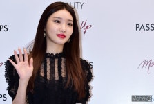 [머니S포토] 청하, 시선 붙잡는 섹시 레드립