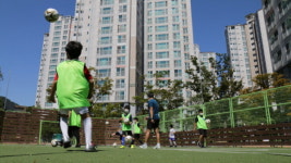 [머니S포토] 거리두기 완화에 어린이들 축구장으로