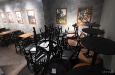 [머니S포토] 다시 구석에 의자 뒤집어놓은 카페