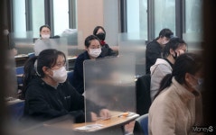 [머니S포토] 가림막 속 수능 시험