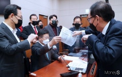 [머니S포토] 법사위 공수처 통과, 윤호중 위원장 둘러싼 국민의힘