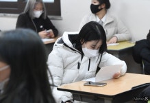 [머니S포토] 수능성적표 확인
