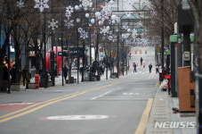마트·예식장·미용실 문 닫고 갈 곳 없어… 3단계 격상 여부, 내일 결정