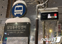 [포토스토리] 폭설에 갇힌 한반도… 차 놔두고 걸어가자